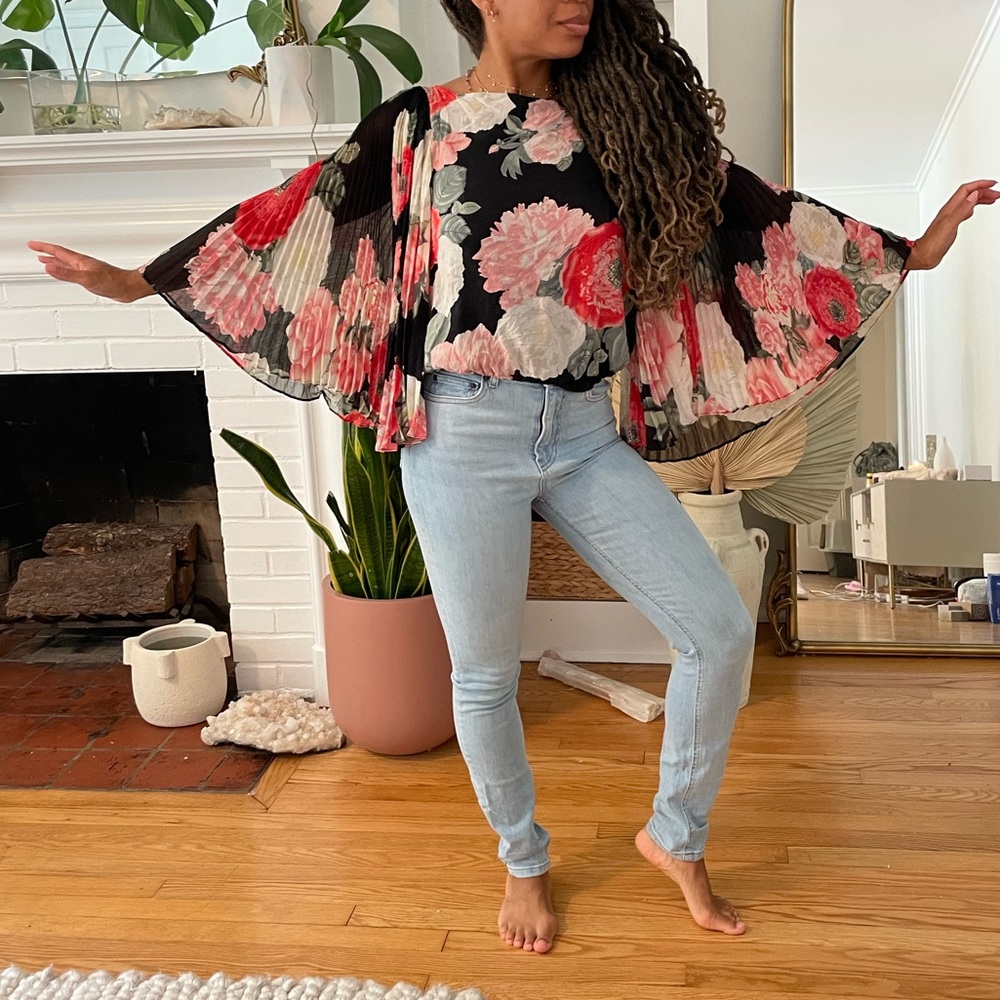 Alice + Olivia flowers long sleeve top size Xs